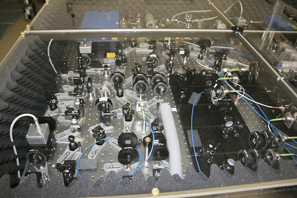 Лазерно-оптический стол рубидиевого репера частоты на фонтане холодных атомов.jpg